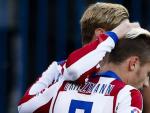 Los delanteros del Atl&eacute;tico de Madrid Fernando Torres y Antoine Griezmann, en un partido en el Vicente Calder&oacute;n.