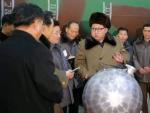 El l&iacute;der norcoreano Kim Jong-un hablando con cient&iacute;ficos sobre las instalaciones nucleares de Corea del Norte.