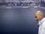 El entrenador franc&eacute;s del Real Madrid, Zinedine Zidane, llegando a la rueda de prensa posterior al entrenamiento del conjunto blanco realizado esta ma&ntilde;ana en la Ciudad Deportiva de Valdebebas