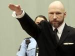 El ultraderechista Anders Behring Breivik, autor convicto de la matanza de 2011 en Noruega, hace el saludo fascista al inicio del juicio de apelaci&oacute;n del proceso civil contra el Estado, que fue condenado por darle un trato inhumano en prisi&oacute;n.