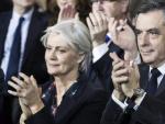 El candidato de la derecha a la presidencia de Francia, Fran&ccedil;ois Fillon, y su mujer, Penelope Fillon, en un acto en Par&iacute;s.