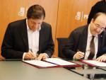 Javier Fern&aacute;ndez (PSOE) y Miquel Iceta (PSC) en el momento de la firma del acuerdo.