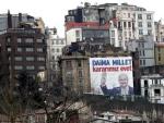Vista de un cartel gigante con la imagen del primer ministro turco, Binali Yildirim, en el que se lee &quot;Siempre naci&oacute;n, nuestra decisi&oacute;n es s&iacute;&quot;.