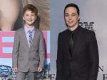 El joven Iain Armitage (izda), junto a Jim Parsons, los dos actores que interpretar&aacute;n a Sheldon Cooper.