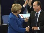 El presidente franc&eacute;s, Fran&ccedil;ois Hollande, saluda a la canciller alemana Angela Merkel, durante el pleno del Parlamento Europeo en Estrasburgo, Francia.