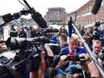 El l&iacute;der del ultraderechista Partido de la Libertad, Geert Wilders, rodeado de periodistas a su llegada a un colegio electoral para ejercer su derecho al voto en las elecciones parlamentarias, en La Haya (Holanda).