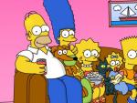 La familia Simpson aparece sentada en su sof&aacute;, un cl&aacute;sico al inicio de cada cap&iacute;tulo de esta serie animada.