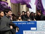Iglesias, en Berl&iacute;n, junto a miembros del c&iacute;rculo Podemos Berl&iacute;n, exigiendo la tarjeta sanitaria europea para los &quot;exiliados&quot;.