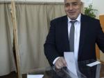 El ex primer ministro b&uacute;lgaro Boiko Borisov deposita su voto.