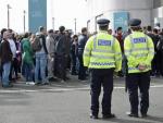 Dos agentes de polic&iacute;a vigilan las inmediaciones del estadio de Wembley tras el ataque terrorista de la semana pasada en Londres.