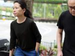 Chong Sui Foon (i) y Lim Choon Hong llegan al tribunal de Justicia de Singapur para escuchar la condena por matar de hambre a su empleada de hogar durante 15 meses.