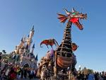 Un espectacular drag&oacute;n desfila por Disneyland Par&iacute;s, durante la celebraci&oacute;n del 25 aniversario de este parque tem&aacute;tico.