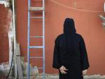 Una mujer libanesa de 32 a&ntilde;os, que lleva un niqab que le cubre totalmente el rostro, posa en la azotea de su casa en Beirut (L&iacute;bano).
