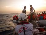 Inmigrantes y refugiados rescatados por MSF en el Mediterr&aacute;neo