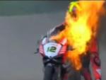 Momento en el que Xavi For&eacute;s, piloto de Superbikes, es rodeado por el fuego que incendi&oacute; su moto en el circuito de Arag&oacute;n.