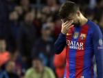 El defensa del FC Barcelona Gerard Piqu&eacute; se retira lesionado durante el partido frente al Manchester City.