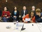 Rafaela Romero, del PSE-EE (izq), y la secretaria general de LAB, Ainhoa Extaide, junto a los firmantes del texto sobre el desarme de ETA, entre ellos, el l&iacute;der de la izquierda 'abertzale', Arnaldo Otegi.