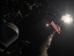 Fotograf&iacute;a cedida por la Oficina de Informaci&oacute;n de la Marina de los Estados Unidos que muestra el destructor USS Porter en el momento de lanzar un ataque con misiles Tomahawk contra una base a&eacute;rea de Shayrat, en la ciudad siria de Homs.