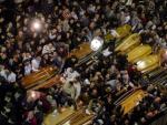 Cientos de personas asisten al funeral por las v&iacute;ctimas del atentado contra la iglesia copta de San Jorge, en Tanta, Egipto.