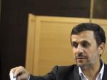 El expresidente iran&iacute;, Ahmadineyad, votando en un colegio electoral de Tehr&aacute;n.