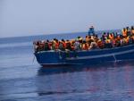 <p>Barco con inmigrantes rescatados por MSF en el Mediterráneo.</p>