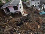 Los equipos de rescate retiran los escombros y basura que han sepultado decenas de viviendas pr&oacute;ximas a un vertedero de Colombo, en Sri Lanka.