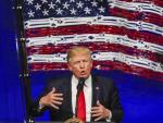 El presidente de los Estados Unidos, Donald Trump, delante de una bandera estadounidense hecha con herramientas en la sede de Snap-on Tools, en Kenosha (EE.UU), donde habl&oacute; sobre su plan &quot;Compra Americano - Contrata Americano&quot;.