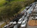 Aparcamiento de Tesla abarrotado de coches en el cuartel general de la empresa, ubicado en California.