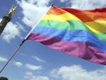 Una bandera del colectivo homosexual ondea en Berl&iacute;n.