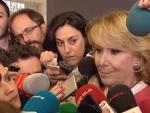 La expresidenta de la Comunidad de Madrid, Esperanza Aguirre, con los ojos llorosos, habla con la prensa a su salida de la Audiencia Nacional.