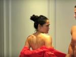 John Cena y su novia Nikki Bella, en el v&iacute;deo en el que se desnudan.