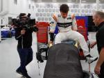 Fernando Alonso, probando el molde para su asiento en el monoplaza de la Indycar.