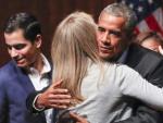 Obama abraza a una de las estudiantes que han participado en una charla en la Universidad de Chicago.