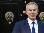 Fotograf&iacute;a de archivo tomada del 28 de mayo de 2012 que muestra al ex primer ministro brit&aacute;nico Tony Blair salir de su casa hacia los Reales Tribunales de Justicia.