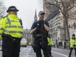 Miembros armados de la polic&iacute;a bloquean el acceso a la calle Whitehall en Londres.