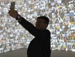 Un visitante se hace un selfi durante la inauguraci&oacute;n de la exposici&oacute;n 'Selfie to Self-Expression' en la Saatchi Gallery de Londres.