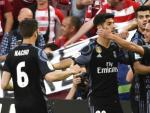 Los jugadores del Real Madrid felicitan a James (d) tras marcar el primer gol ante el Granada, durante el partido de Liga en Primera Divisi&oacute;n disputado en el estadio Los C&aacute;rmenes.