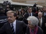 El expresidente de la Generalitat Jordi Pujol y su esposa Marta Ferrusola abandonan la Ciudad de la Justicia de Barcelona tras ser interrogados.