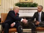 Un hist&oacute;rico apret&oacute;n de manos entre Barack Obama y Donald Trump en la Casa Blanca.