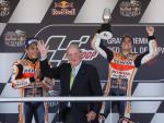 Dani Pedrosa, Marc M&aacute;rquez y Jorge Lorenzo, en presencia del rey Juan Carlos, en el podio del GP de Espa&ntilde;a.