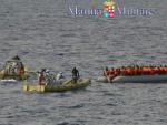 Lanchas de la Armada italiana se aproximan a un bote neum&aacute;tico lleno de inmigrantes, cerca de la costa de Lampedusa (Italia), en una imagen de archivo.