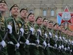 Varios militares participan en el desfile militar por el D&iacute;a de la Victoria en la Plaza Roja de Mosc&uacute; (Rusia).