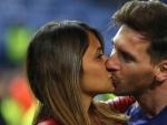 Leo Messi y Antonella Roccuzzo se besan tras la final de la Copa del Rey en mayo de 2016.