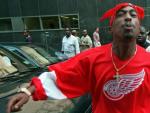 El rapero Tupac Shakur escupe a la prensa tras salir de un juicio en Nueva York, en julio de 1994.
