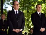 El presidente saliente, Fran&ccedil;ois Hollande, y el presidente electo, Emmanuel Macron, asisten a una ceremonia que conmemora el aniversario de la abolici&oacute;n de la esclavitud en los Jardines de Luxemburgo en Par&iacute;s (Francia).