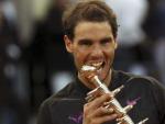 El tenista espa&ntilde;ol Rafael Nadal celebra su victoria ante el austriaco Dominic Thiem, en la final del torneo Mutua Madrid Open que disput&oacute; en la Caja M&aacute;gica, en Madrid.