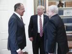 El presidente de EE UU, Donald Trump; el ministro ruso de Exteriores, Sergu&eacute;i Lavrov; y el embajador ruso en Estados Unidos, Sergei Kislyak, durante su reuni&oacute;n en la Casa Blanca, en Washington, el pasado 10 de mayo.