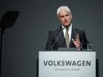 El presidente del fabricante automovil&iacute;stico alem&aacute;n Volkswagen, Matthias M&uuml;ller, pronuncia un discurso durante la junta de accionistas de la compa&ntilde;&iacute;a en la Deutche Messe AG en Hanover (Alemania).