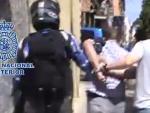 Imagen que muestra el momento de la detenci&oacute;n de un peligroso atracador de bancos en Madrid.