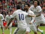 El centrocampista del Real Madrid Francisco Rom&aacute;n Alarc&oacute;n Isco es felicitado por Marcelo y James Rodr&iacute;guez tras conseguir el tercer gol merengue.